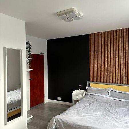 Modern En Suite Bedroom Close To City Centre 利兹 外观 照片