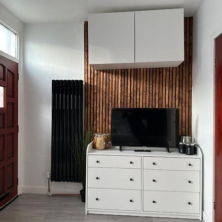 Modern En Suite Bedroom Close To City Centre 利兹 外观 照片