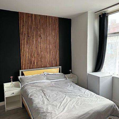 Modern En Suite Bedroom Close To City Centre 利兹 外观 照片