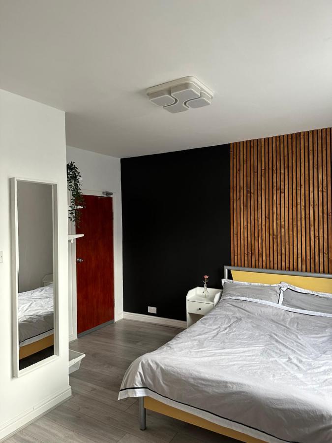 Modern En Suite Bedroom Close To City Centre 利兹 外观 照片