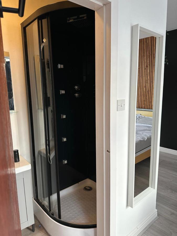 Modern En Suite Bedroom Close To City Centre 利兹 外观 照片