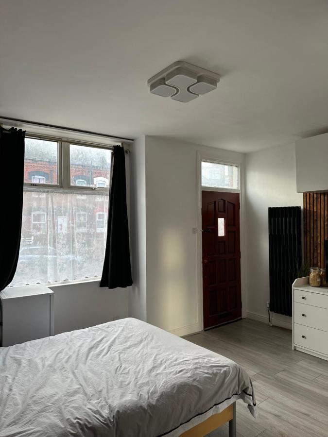 Modern En Suite Bedroom Close To City Centre 利兹 外观 照片