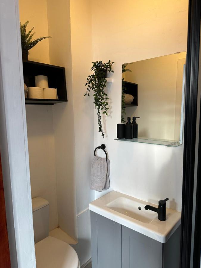 Modern En Suite Bedroom Close To City Centre 利兹 外观 照片
